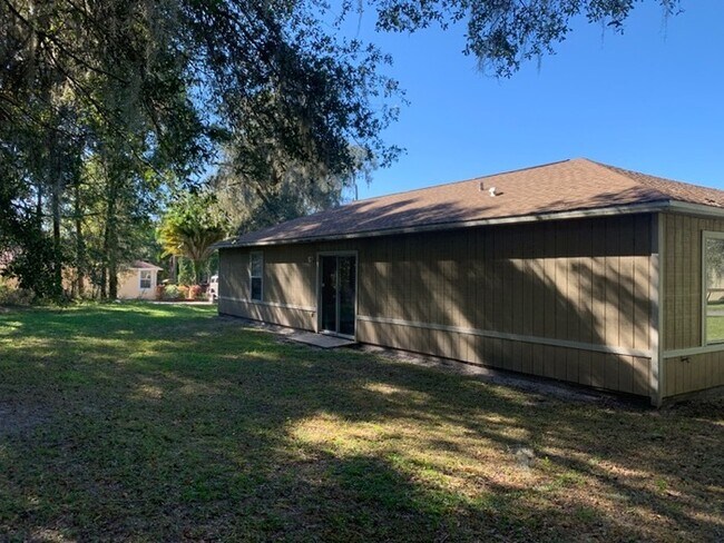 Building Photo - 925 S Amelia Ave