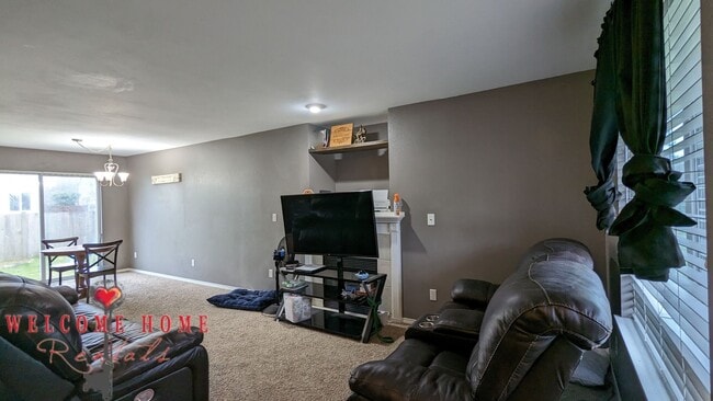 Building Photo - Wonderful Yelm home with large fenced yard...