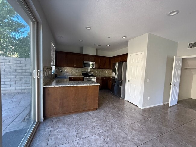 Building Photo - 3 bed, 2 1/2 bath townhome in Moorpark