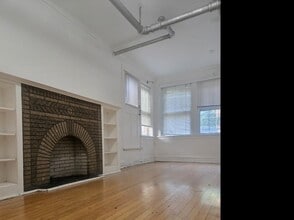 Building Photo - 858 N Hoyne Ave