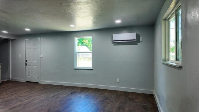 Building Photo - 5717 S Francis Ave