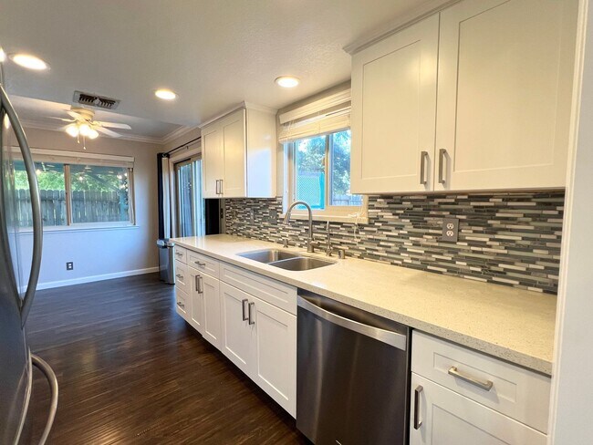 Foto del edificio - Beautiful Four Bedroom Home in Elk Grove