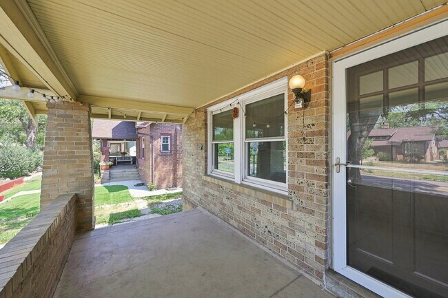 Foto del edificio - $3,395.95-  3 Bed, 2 Bath Home in Denver with Private Outdoor Area!