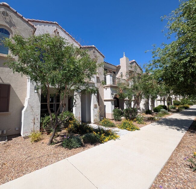 Building Photo - 3 Bedroom Townhome in the Fincher Fields C...