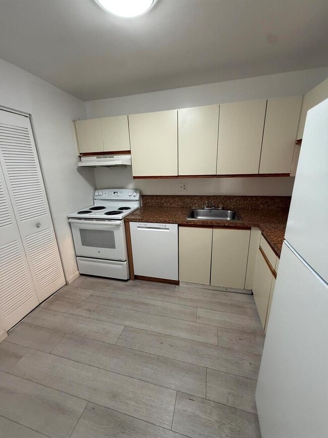 Foto del edificio - 7925 Colony Cir S