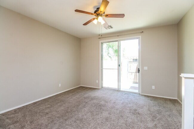 Foto del edificio - 4121 E Oakland St