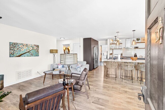 Foto del edificio - Fully Furnished 3-Bedroom, 1-Bath Modern B...
