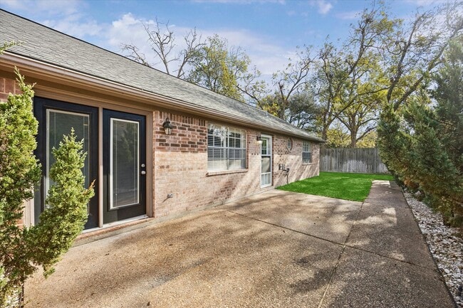 Building Photo - 900 Eagle Lake Rd