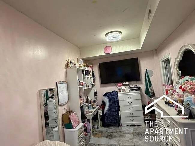 Building Photo - 6712 N Clark St