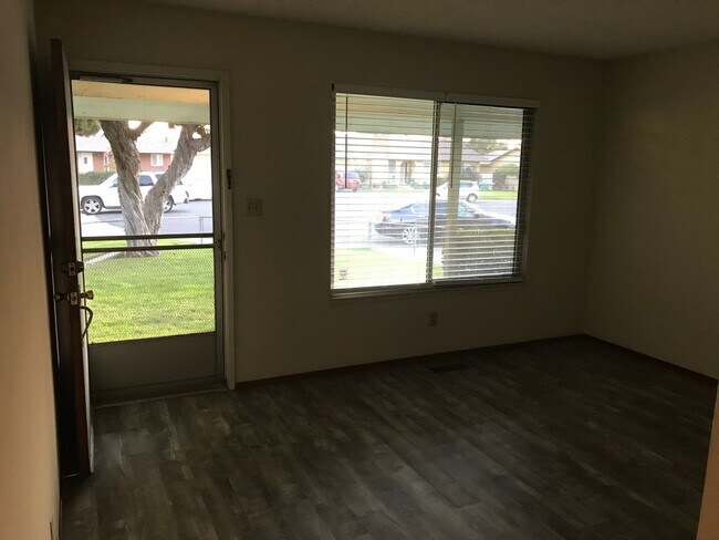 Foto del edificio - Beautiful Single Story 3 Bedroom 2 Bath Ma...