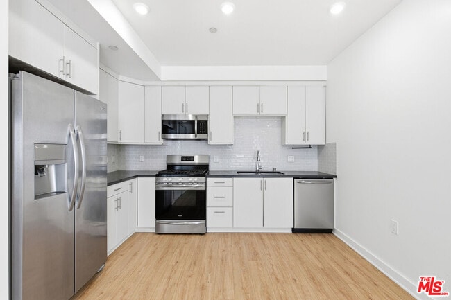 Building Photo - 11408 W Sarah St