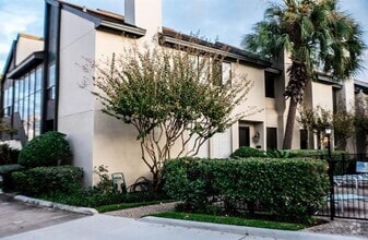 Building Photo - 1112 Bering Dr