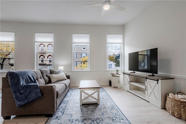 Building Photo - 16 College St