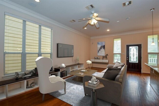 Foto del edificio - 815 Garden Rose Ln