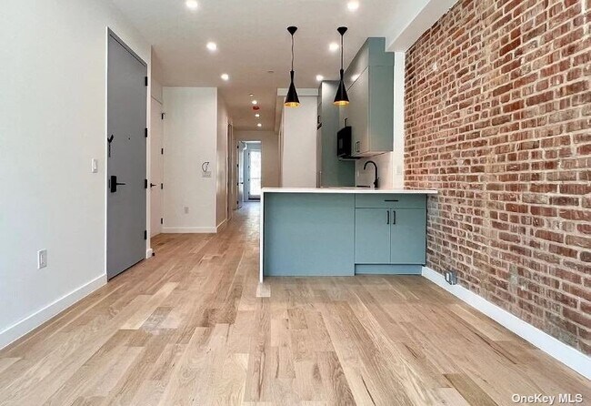 Building Photo - 383 Bleecker St