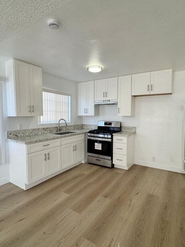 Foto del edificio - Bright Upstairs 2-Bedroom Apartment in Prime Long Beach Location