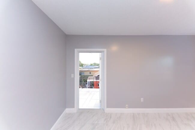 Building Photo - 921 N 19th Ave