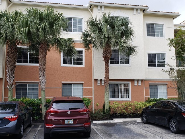 Foto del edificio - 9845 Baywinds Blvd