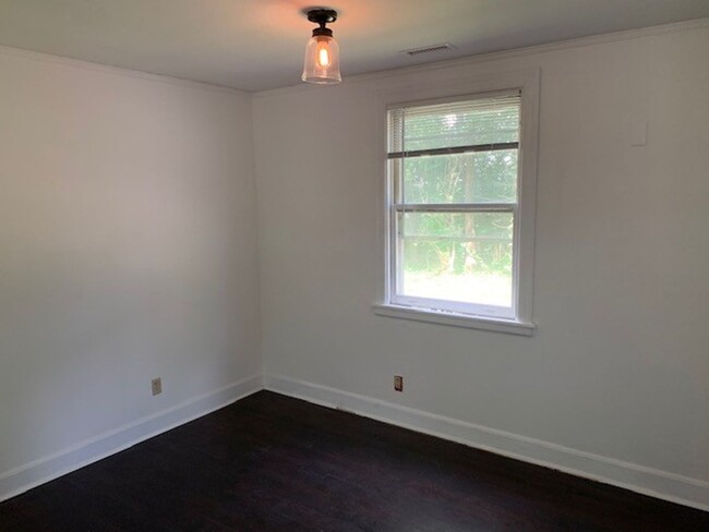 Building Photo - Charming 2 Bedroom Cottage in Green hills