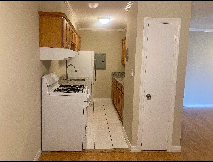 Foto del edificio - 10 Longwood Dr