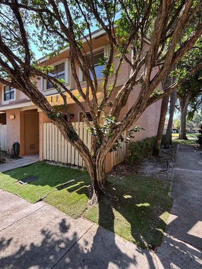 Foto del edificio - 3687 Carambola Cir N