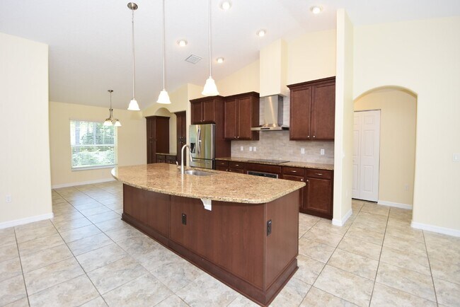 Building Photo - "Spacious 3-Bed plus office Oasis in Palm ...