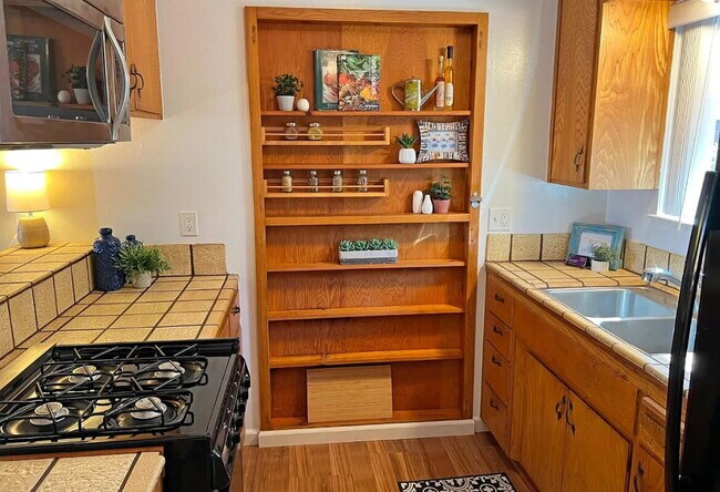 Foto del edificio - Cozy single level end unit located in Oliv...
