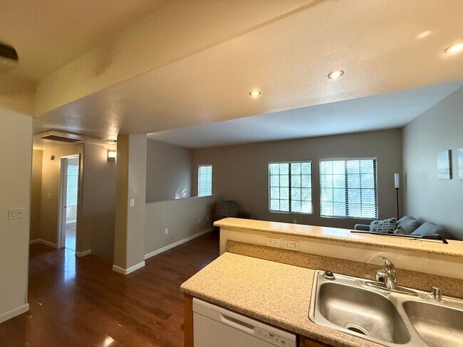 Foto del edificio - 1/BD 1/BA Light-Filled Condo in Gated Comm...