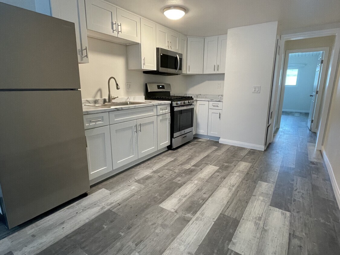 Remodeled Kitchen - 324 E Leatrice Ln
