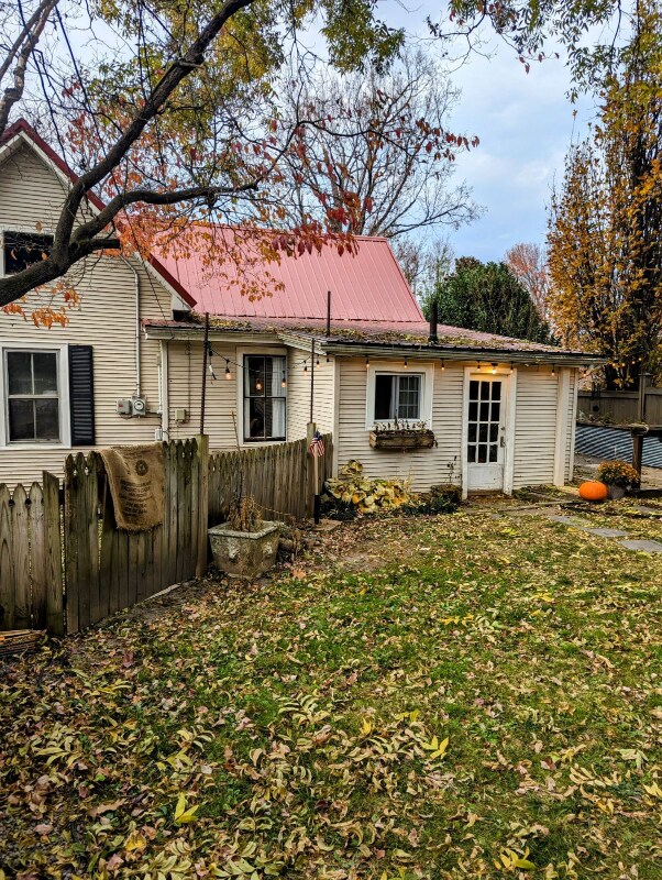 Building Photo - 419 W Maple St