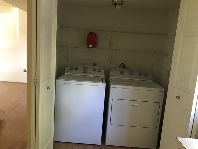 lavadora y secadora - 1755 Weatherburn Dr