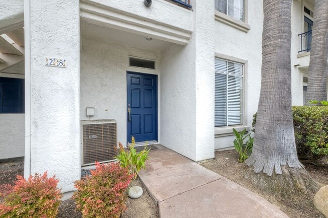 Building Photo - 2Bed/2Bath End Unit in Gated Community~ Ra...