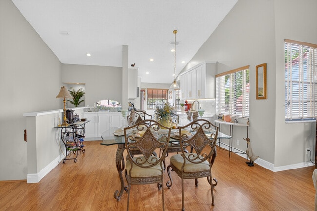 Foto del edificio - 7677 Lexington Club Blvd