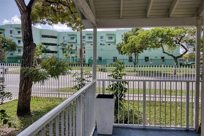 Foto del edificio - 375 NW 19th St