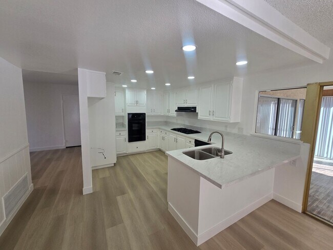Building Photo - 1 Mile to Beach: 4 Bedroom 2 Bathroom Recently Updated Home on a Cul-De-Sac