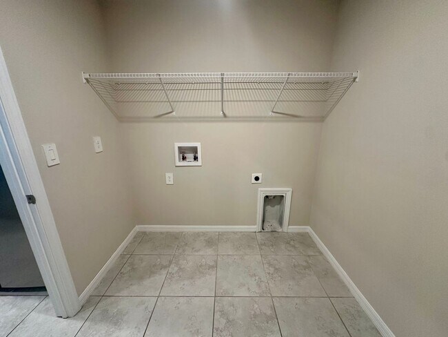 Building Photo - 4 Bedroom 2 Bathroom 2 Car Garage- NW Cape Coral Home with Screened Lania