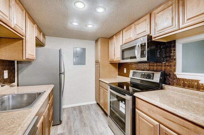 Building Photo - 8225 Fairmount Dr
