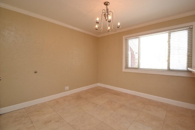 Building Photo - 1348 Orchard Dr