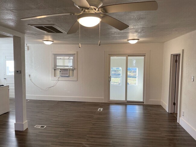 Building Photo - Cute 2 bedroom 1 bath bungalow home in gre...