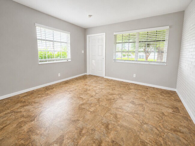 Foto del edificio - 2120 NE 41st St