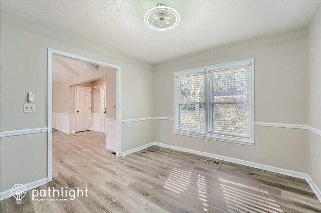 Foto del edificio - 1366 Oleander Drive Sw, Lilburn, GA, 30047