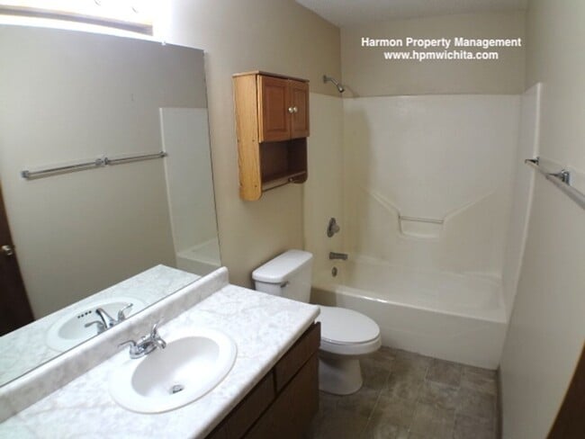 Building Photo - 2 bedroom 1 bathroom duplex located near t...