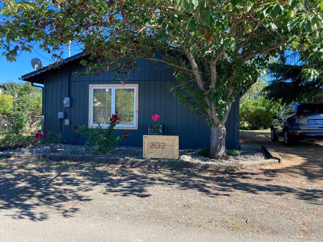 2 br, 1 bath House 202 E Everett Ave House for Rent in Sutherlin