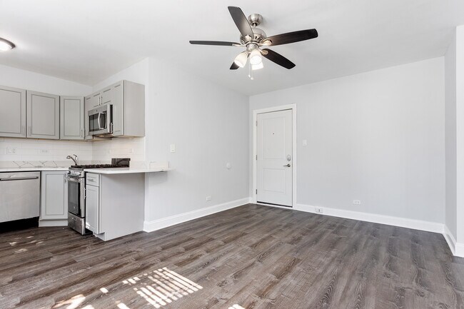Building Photo - 1521 W Sherwin Ave