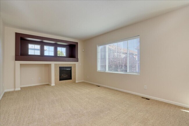 Foto del edificio - Awesome 3bed/3bath/2car garage on a quiet street in Aurora!