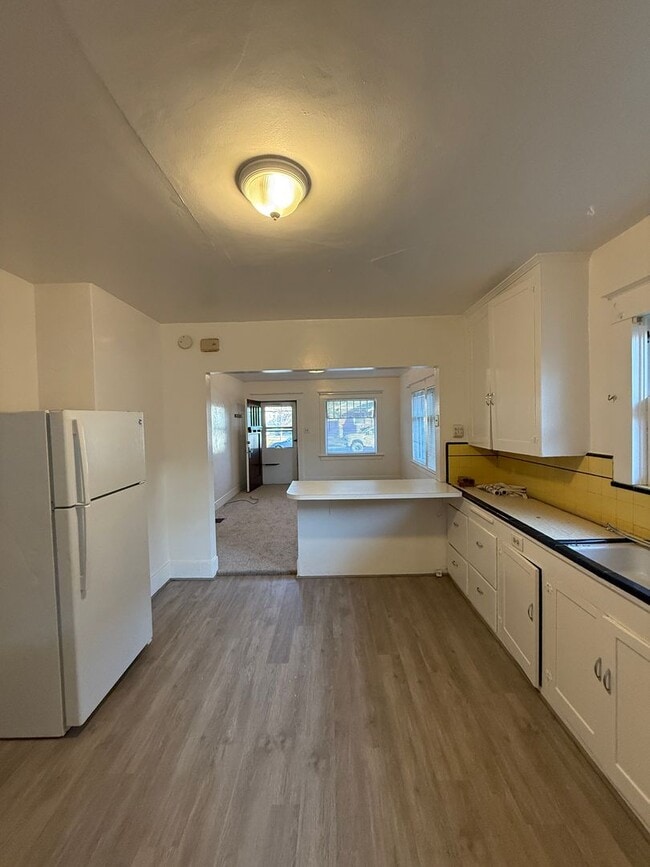 Building Photo - 332 Roberts St