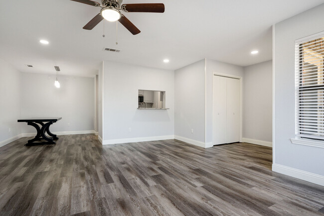 dining area, window into the kitchen with countertop available for 1-2 seats. Coat closet. - 4302 Forest Point Dr