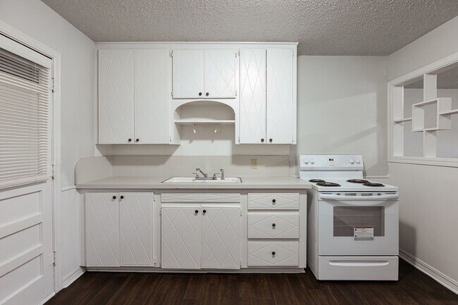 Foto del edificio - Updated 3 bedroom, 1 bath home with a 1 ca...