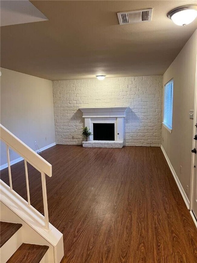 Foto del edificio - Arbor Village Condominium / Beautiful Update Unit / Refrigerator, Washer & Dryer included