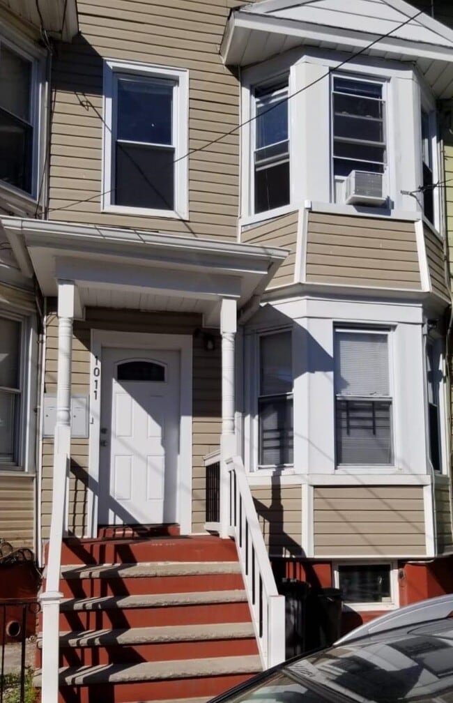 Building Photo - 1011 Flora St